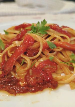 Foto di Linguine con Neonata e Filetti di Peperoni Rossi