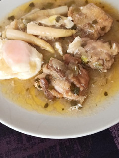 Una foto de Pollo Campero en salsa de cerveza con espárragos y huevo poché