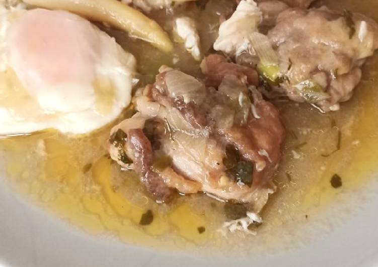 Pollo Campero en salsa de cerveza con espárragos y huevo poché