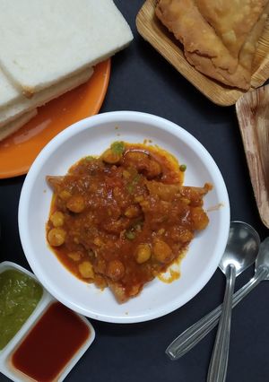 છોલે સમોસા (Chhole Samosa Recipe In Gujarati) રેસીપી મુખ્ય ફોટો