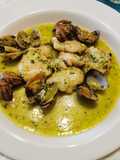 Cocotxes de bacallà i cloïsses en salsa verda d'ametlles