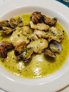 Una foto de Cocotxes de bacallà i cloïsses en salsa verda d'ametlles