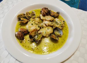 Foto principal de Cocotxes de bacallà i cloïsses en salsa verda d'ametlles