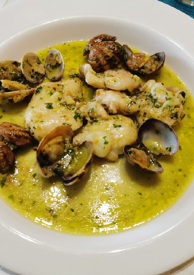 Una foto de Cocotxes de bacallà i cloïsses en salsa verda d'ametlles