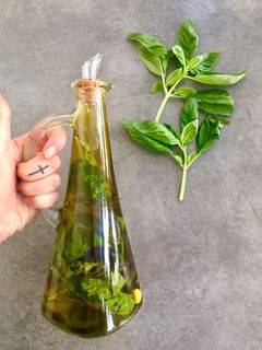 Una foto de Aceite aromatizado con albahaca y ajo