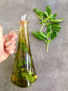 Una foto de Aceite aromatizado con albahaca y ajo