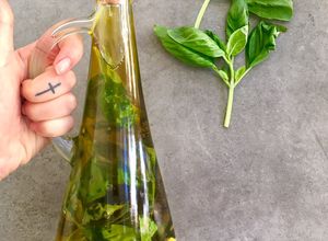 Foto principal de Aceite aromatizado con albahaca y ajo