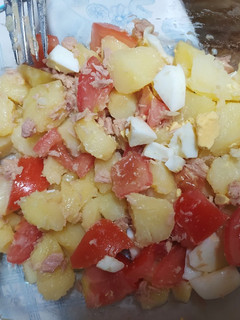 Una foto de Ensalada de patata, tomate y huevo con atún