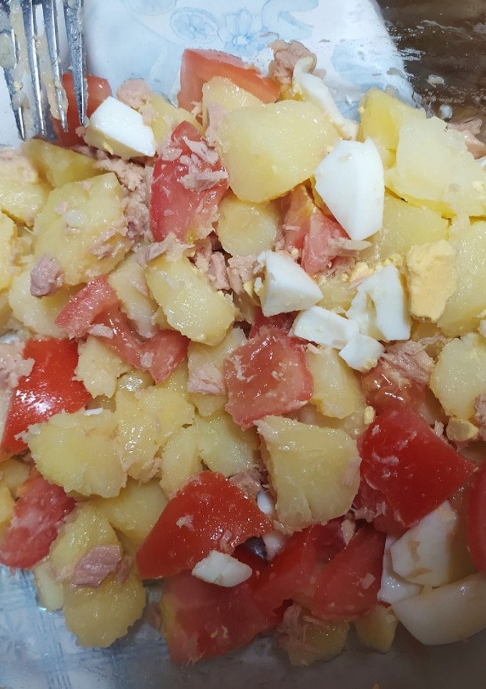 Una foto de Ensalada de patata, tomate y huevo con atún 
