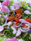 Hojas de espinacas en ensalada (color y sabor)