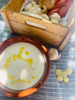 Una foto de Ajo blanco 🧄 🍇