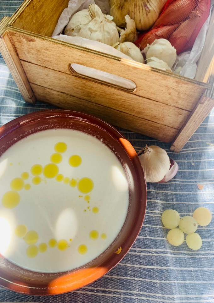 Una foto de Ajo blanco 🧄 🍇