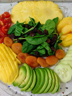 Una foto de Ensalada de frutas, verduras y frutos secos