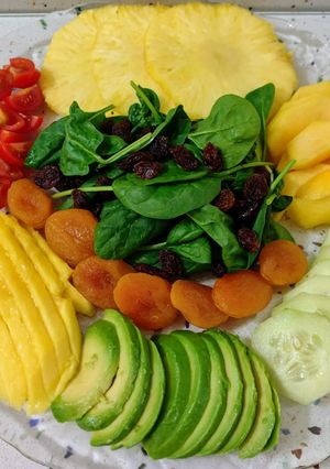 Una foto de Ensalada de frutas, verduras y frutos secos