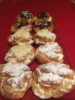 Una foto de Profiteroles rellenos de nata