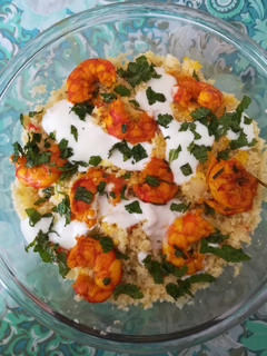Una foto de Couscous con gambas fritas