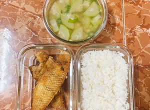 Hình của món Cơm ngon nhà Huý 🏡: Cá mó chiên - Canh bầu nấu tôm.