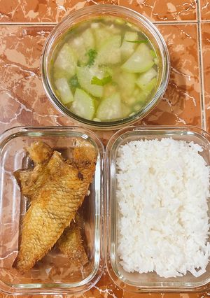Hình của món Cơm ngon nhà Huý 🏡: Cá mó chiên - Canh bầu nấu tôm.