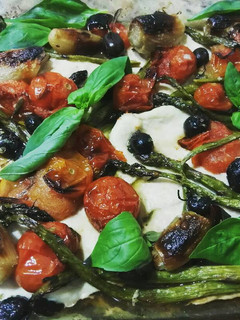 Una foto de Pechugas de pollo al horno con verduras y albahaca