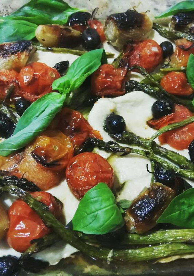 Una foto de Pechugas de pollo al horno con verduras y albahaca