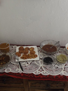 Una foto de Mole dulce de chile y tortillas quemadas