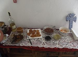 Una foto de Mole dulce de chile y tortillas quemadas