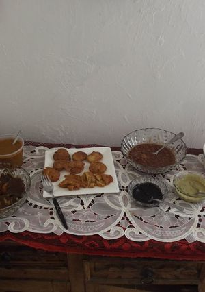 Una foto de Mole dulce de chile y tortillas quemadas