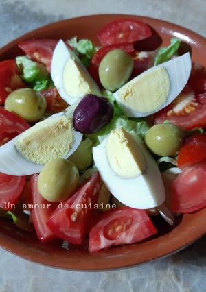 Une photo de Salade de laitue, tomate et œuf dur 🥗