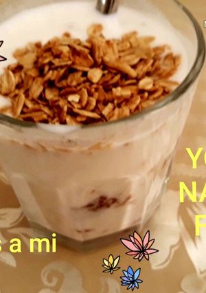 Una foto de Como hacer yogurt natural con fresa fácil económico y rápido!!!