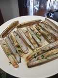 Navajas a la plancha con ajo y perejil