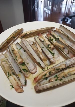 Una foto de Navajas a la plancha con ajo y perejil
