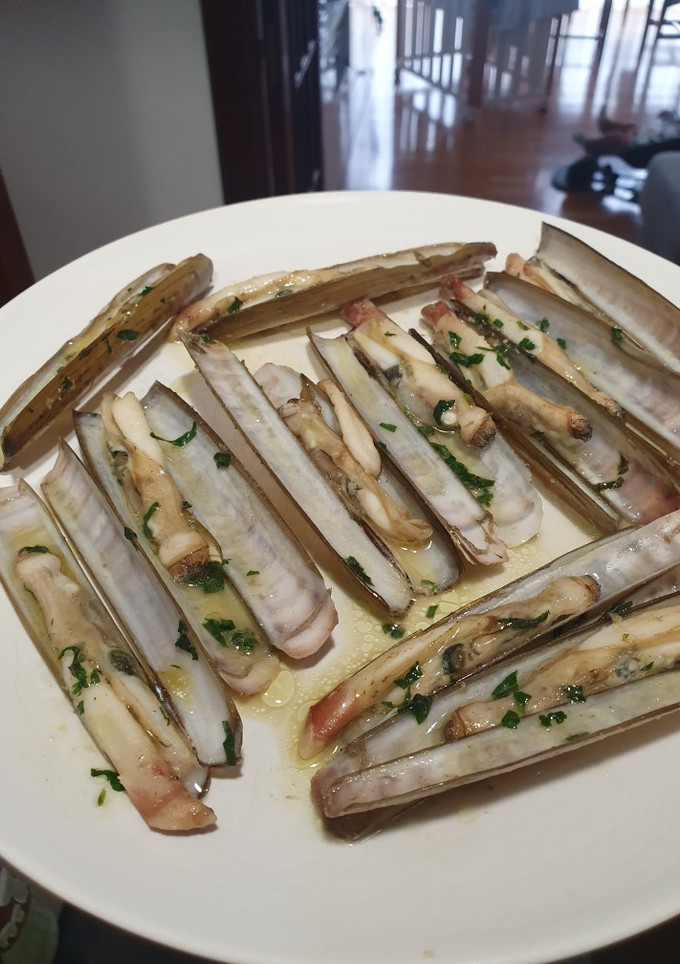Una foto de Navajas a la plancha con ajo y perejil