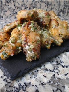 Una foto de Alitas de pollo con ajo y parmesano