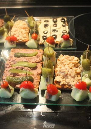 Una foto de Cenando tostadas