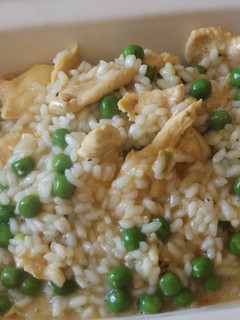 Una foto de Guisado de pollo y arroz al azafrán