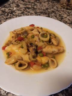 Una foto de Cazuela de merluza con calamares
