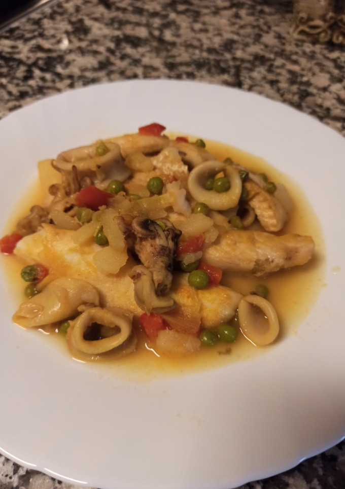 Una foto de Cazuela de merluza con calamares