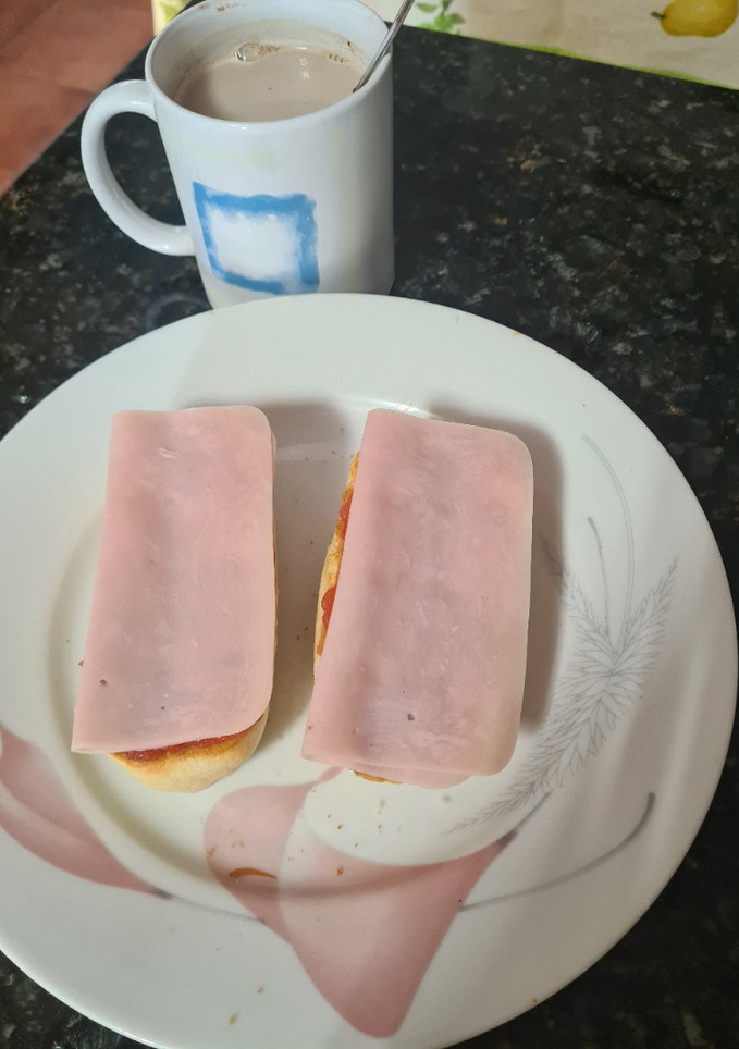 Una foto de Tostadas con tomate y pechuga de pavo