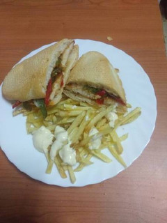 Una foto de Bocadillo de pechuga frita con pimiento, queso y papas fritas