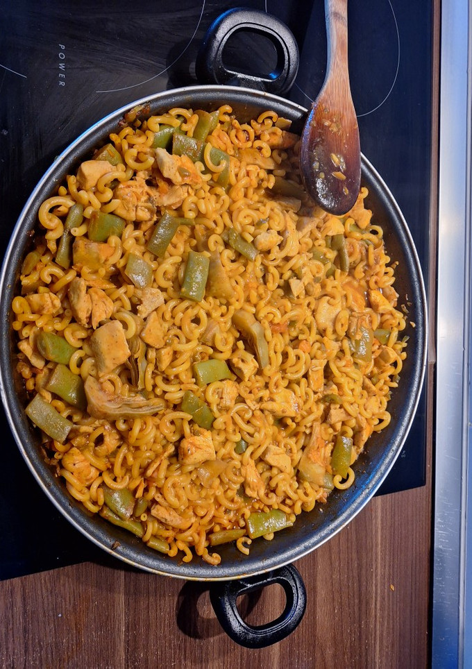 Una foto de Fideuá de pollo y verduras