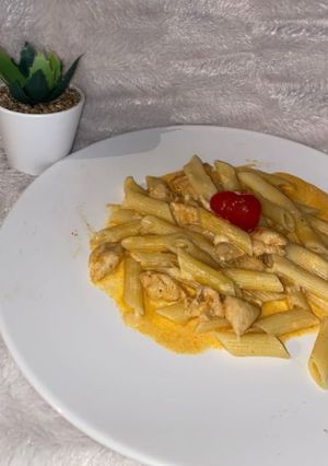 Une photo de Penne au poulet, mozzarella et tomates confites