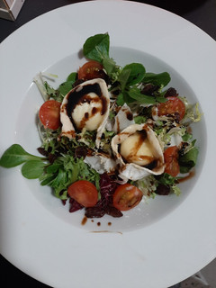 Una foto de Ensalada con rulo de queso a la plancha