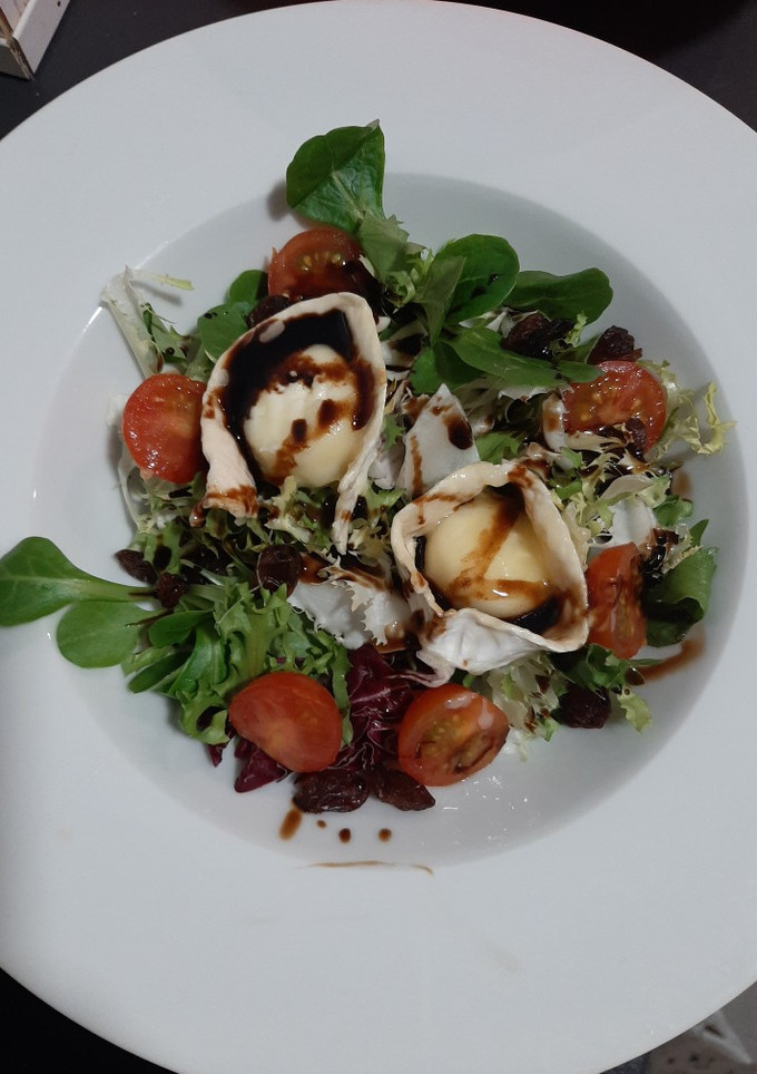Una foto de Ensalada con rulo de queso a la plancha