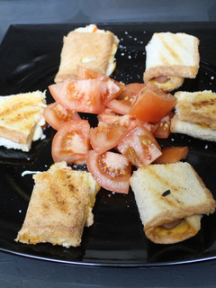 Una foto de Rollitos de surimi y salchichas con queso
