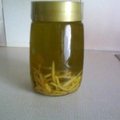 A picture of Oil flavored with lemon.