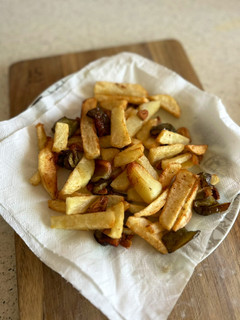 Una foto de Patatas fritas con pimientos y ajos