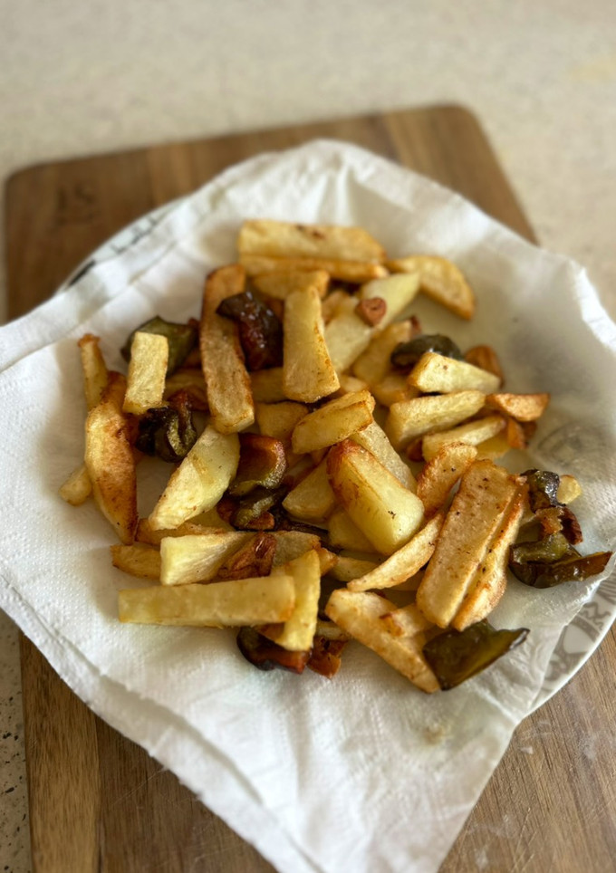 Una foto de Patatas fritas con pimientos y ajos