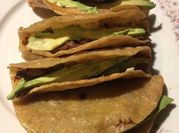 Una foto de tortillas de maíz con atún