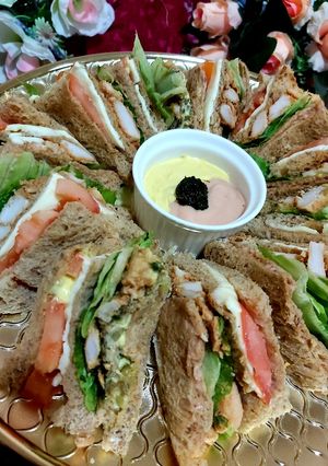 A picture of Brown bread chicken sandwich.