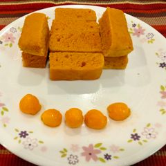 A picture of Kesar mango steamed cake.